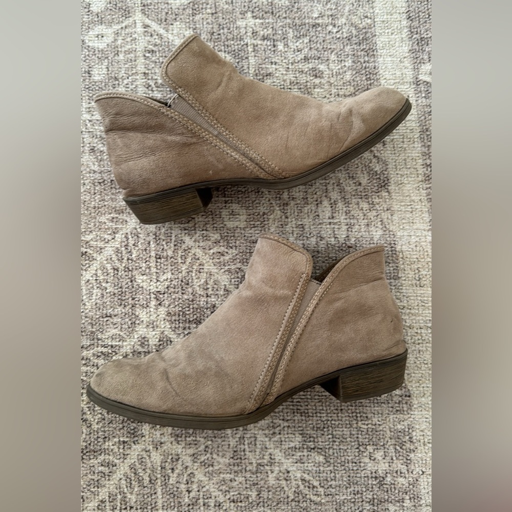 Time & tru taupe size 9 ankle booties